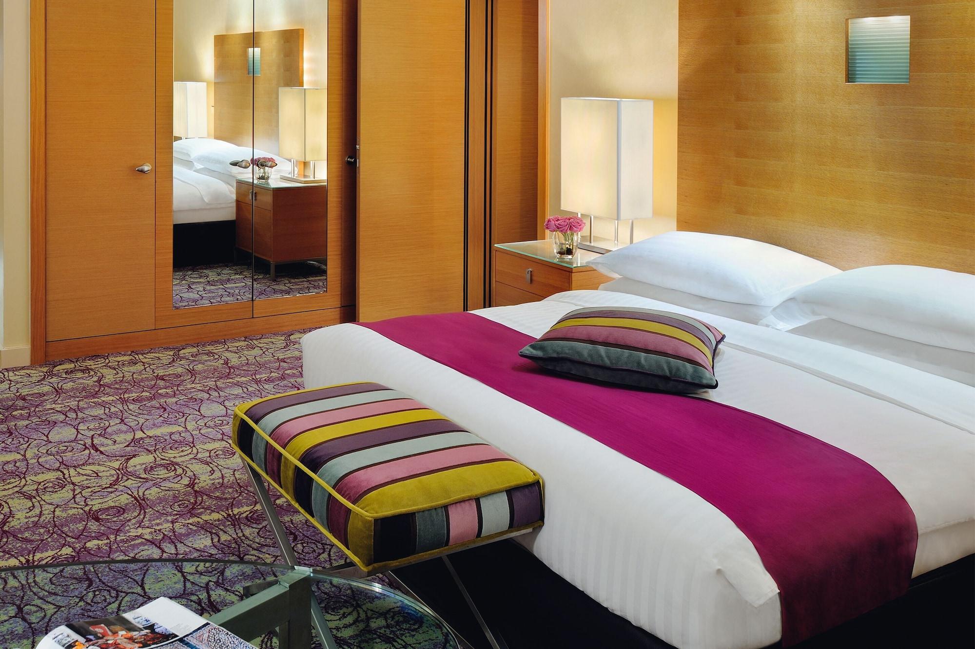 Mövenpick Hotel West Bay Doha Exteriör bild A room at the Mandarin Oriental, Munich