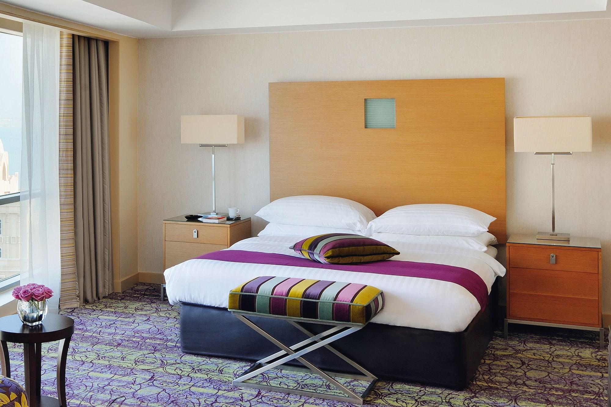 Mövenpick Hotel West Bay Doha Exteriör bild A bedroom at the hotel