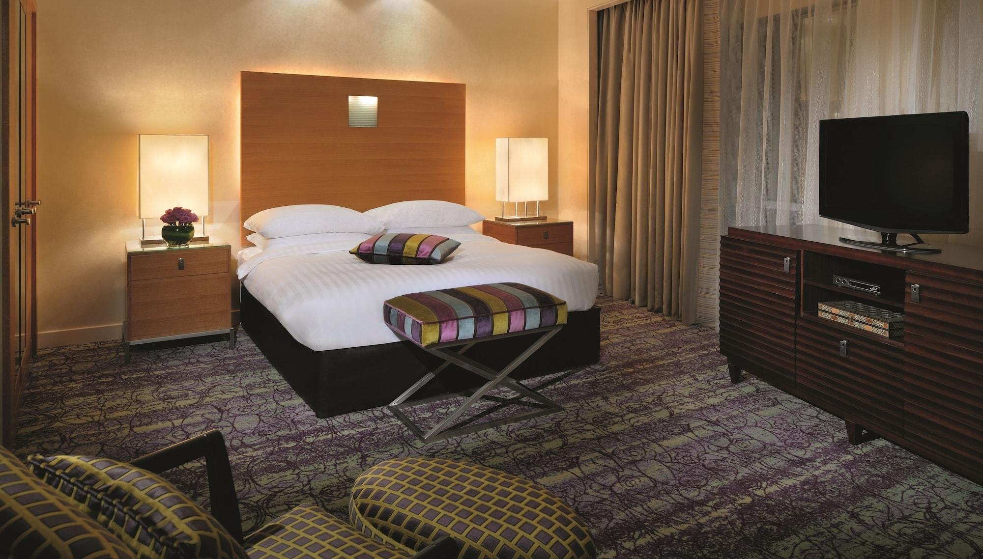 Mövenpick Hotel West Bay Doha Exteriör bild A bedroom at the MGM Grand
