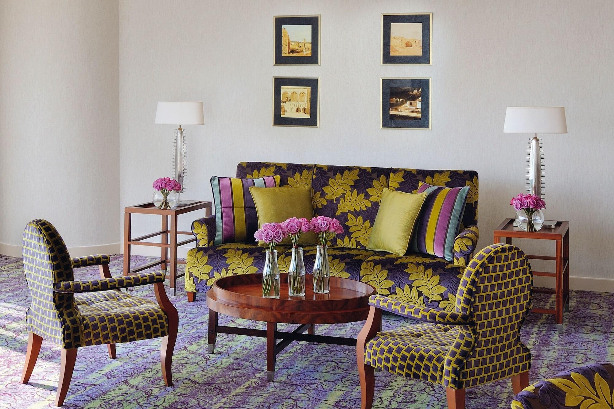 Mövenpick Hotel West Bay Doha Exteriör bild A living room