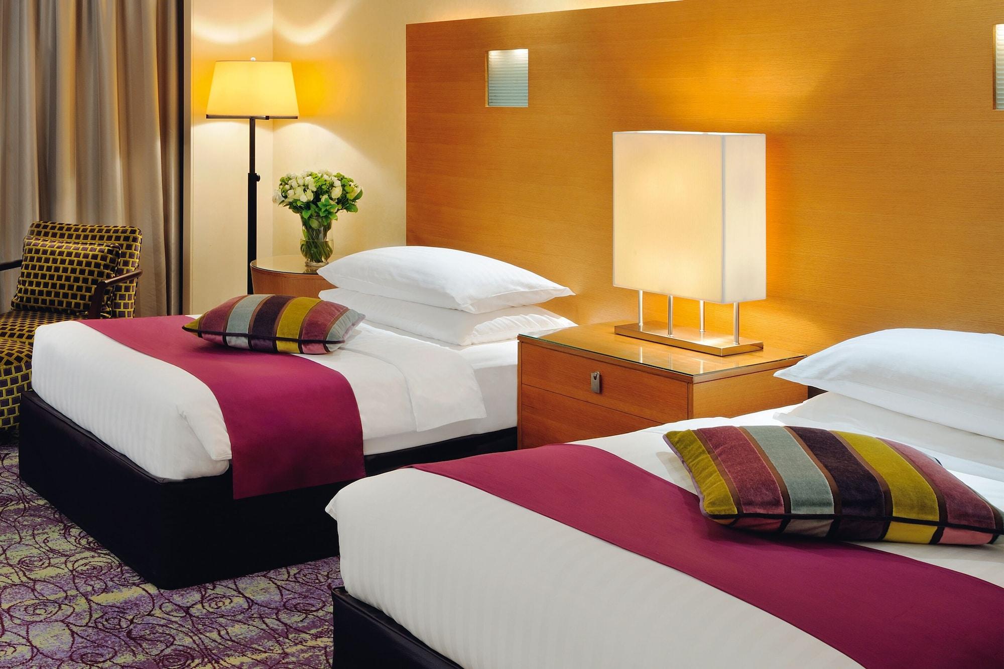 Mövenpick Hotel West Bay Doha Exteriör bild A typical room at the hotel