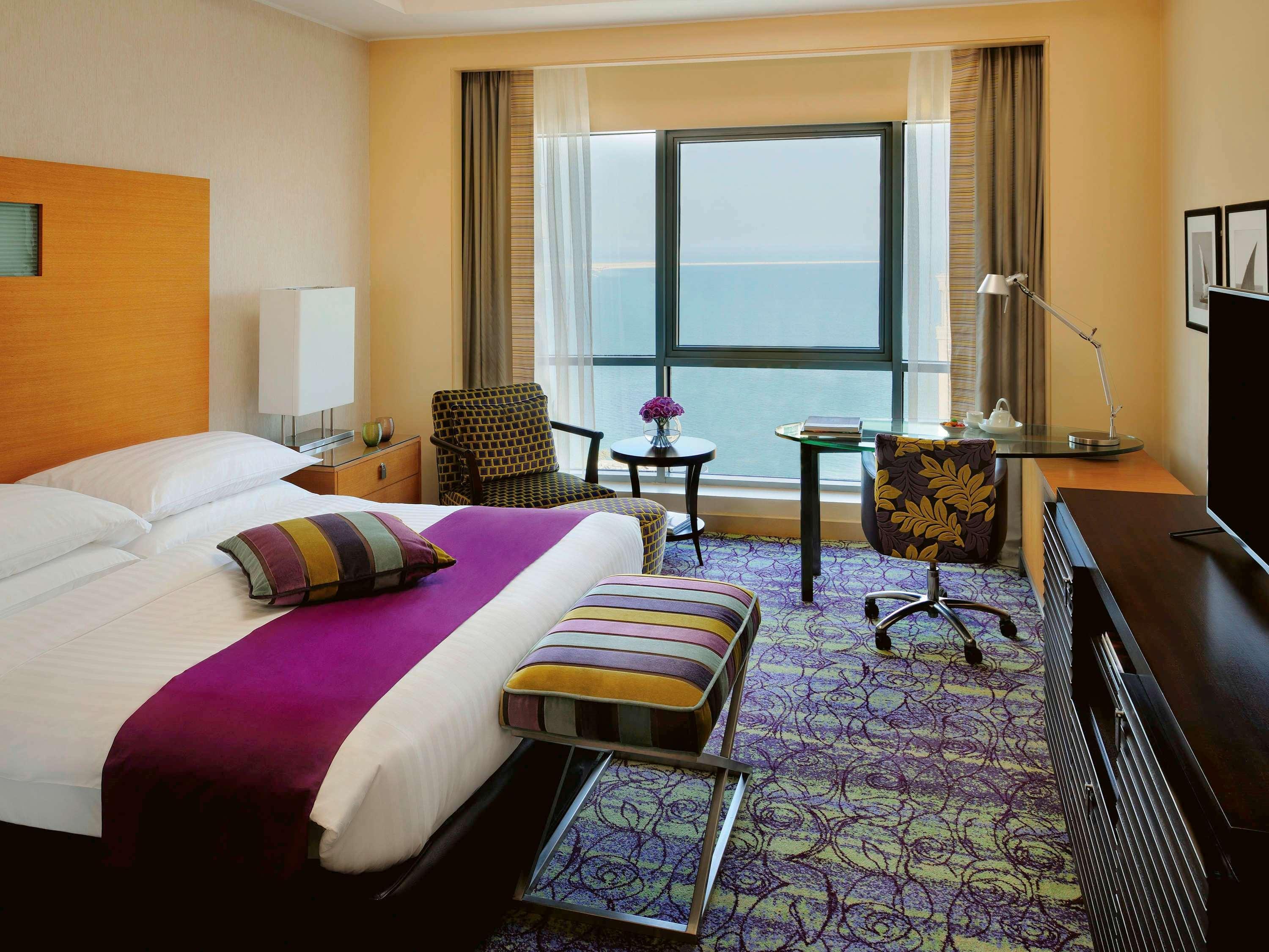 Mövenpick Hotel West Bay Doha Exteriör bild A room at the hotel