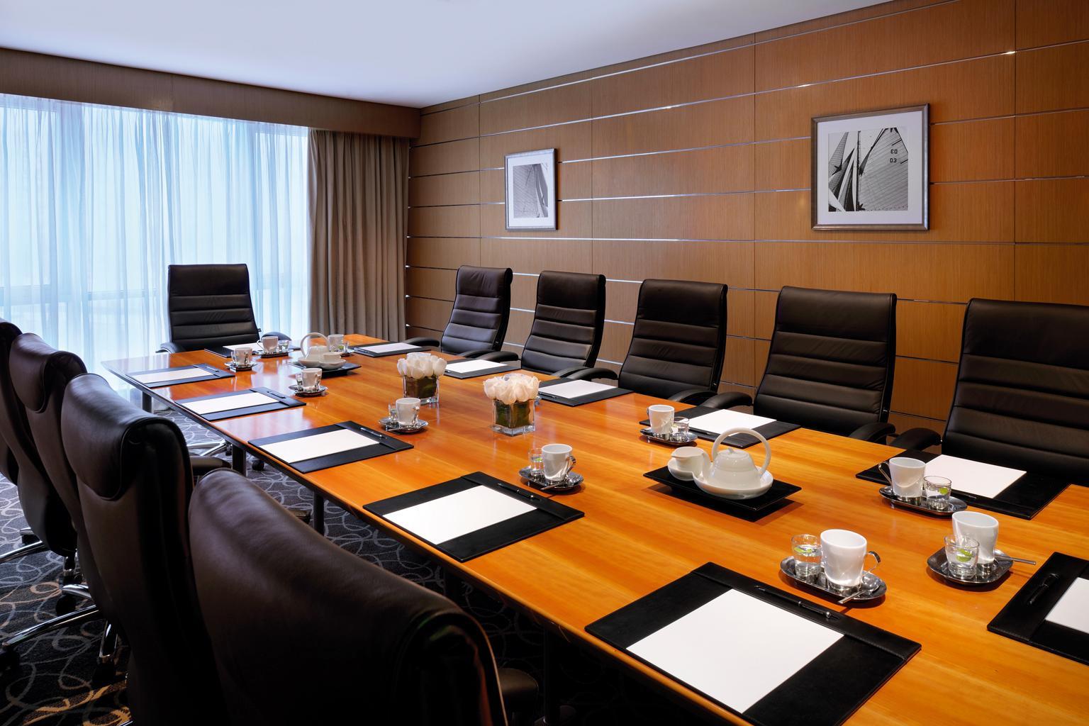 Mövenpick Hotel West Bay Doha Exteriör bild A boardroom