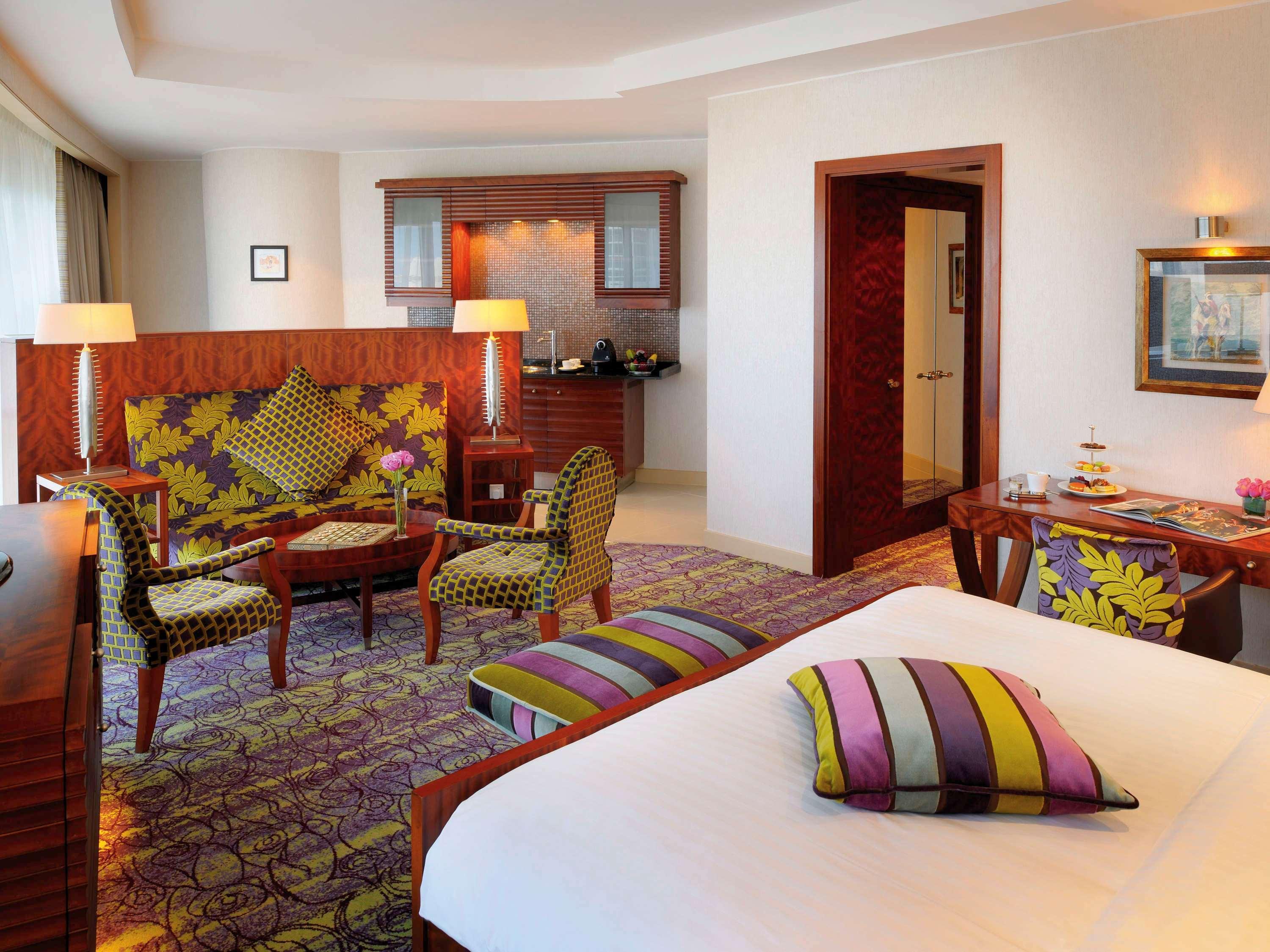 Mövenpick Hotel West Bay Doha Exteriör bild Suite