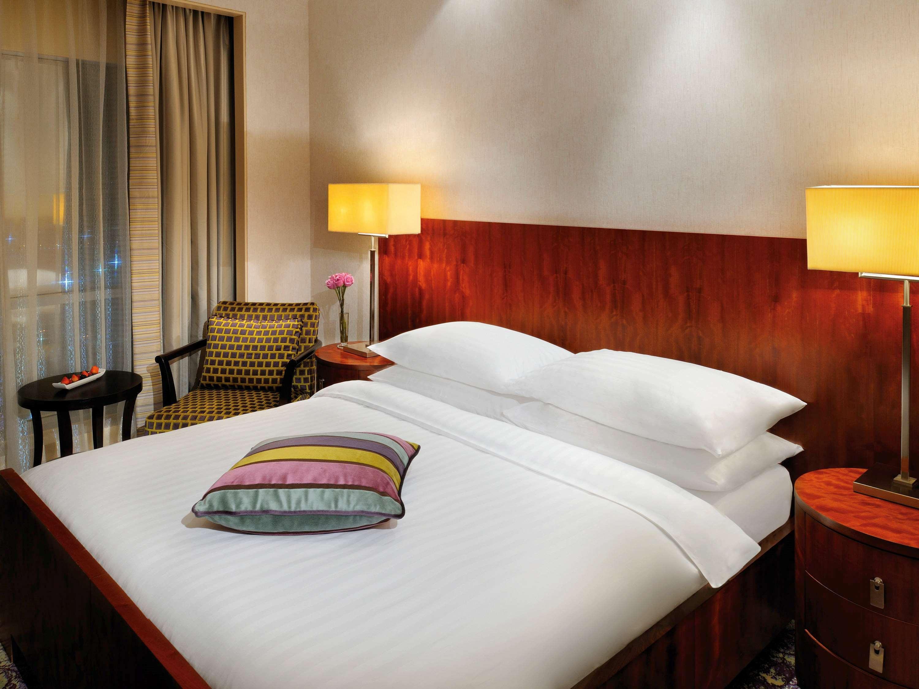 Mövenpick Hotel West Bay Doha Exteriör bild A bedroom at the hotel