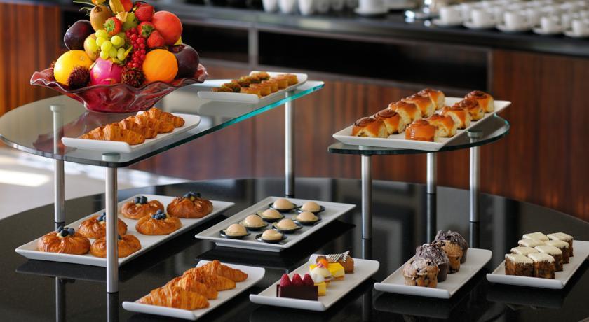 Mövenpick Hotel West Bay Doha Exteriör bild A selection of pastries