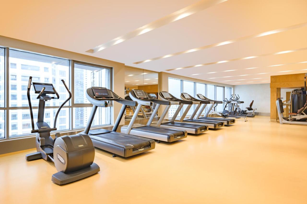 Mövenpick Hotel West Bay Doha Exteriör bild A row of treadmills