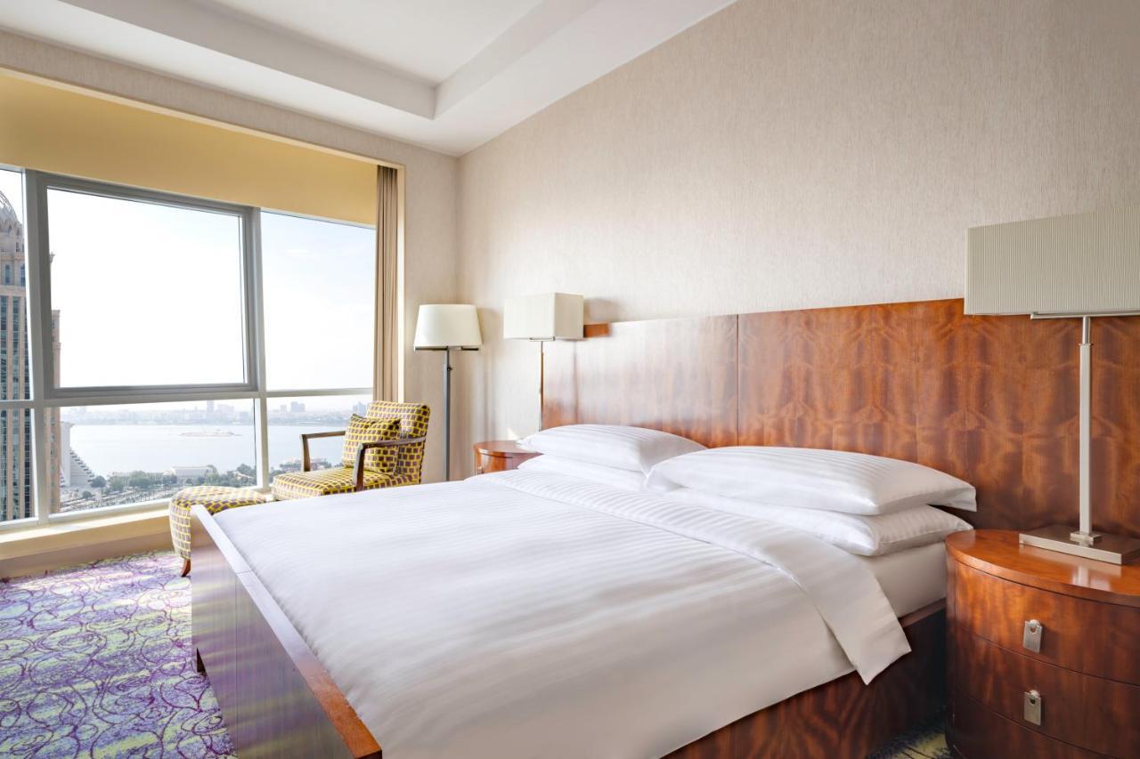 Mövenpick Hotel West Bay Doha Exteriör bild A bedroom at the hotel