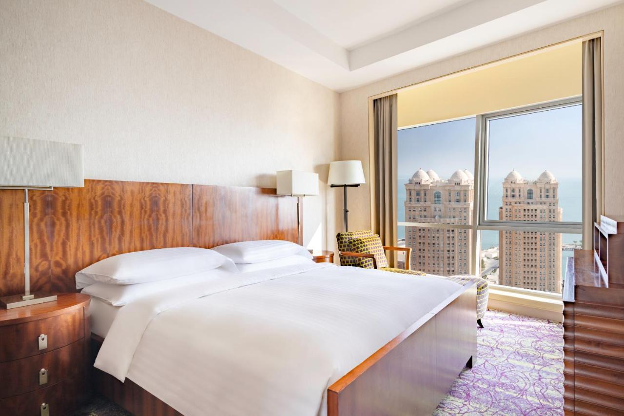 Mövenpick Hotel West Bay Doha Exteriör bild A bedroom at the Jumeirah Atlantis