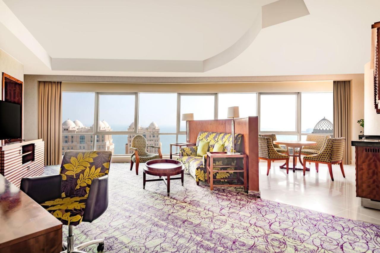 Mövenpick Hotel West Bay Doha Exteriör bild A suite at the hotel