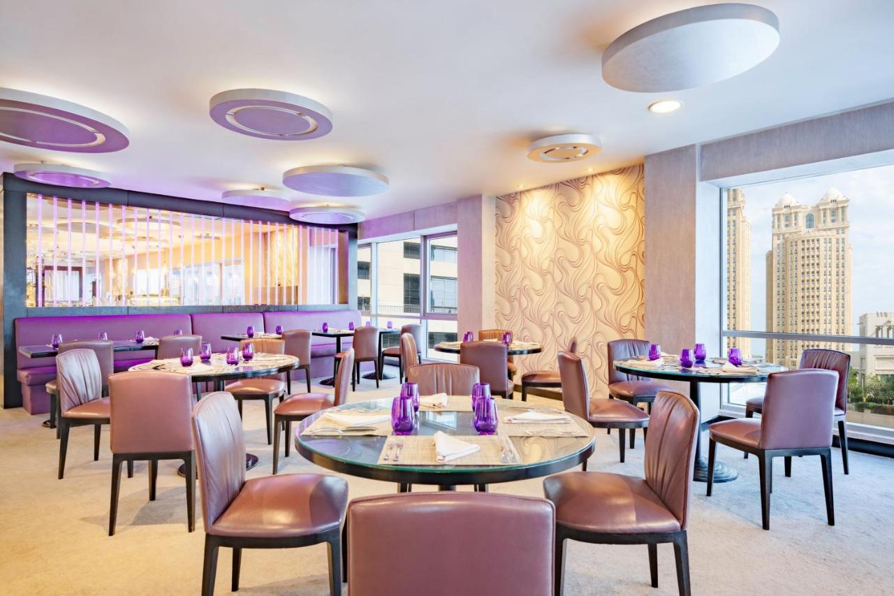 Mövenpick Hotel West Bay Doha Exteriör bild The interior of the restaurant