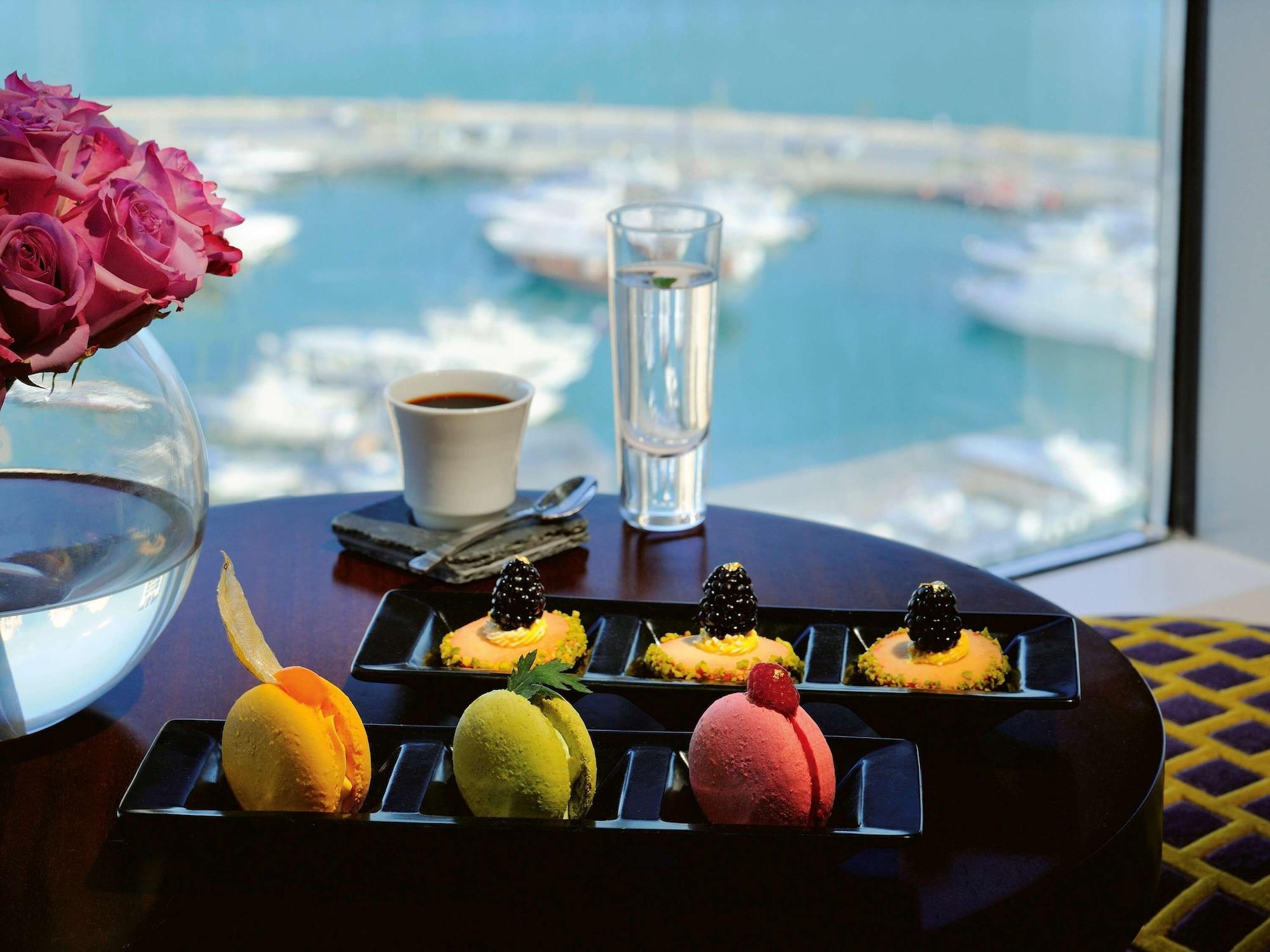 Mövenpick Hotel West Bay Doha Exteriör bild A selection of ice cream