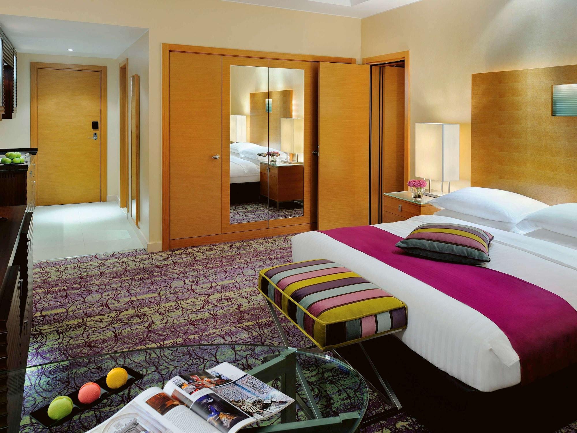 Mövenpick Hotel West Bay Doha Exteriör bild Suite
