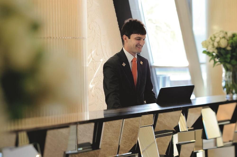 Mövenpick Hotel West Bay Doha Exteriör bild A student at the University of Westminster