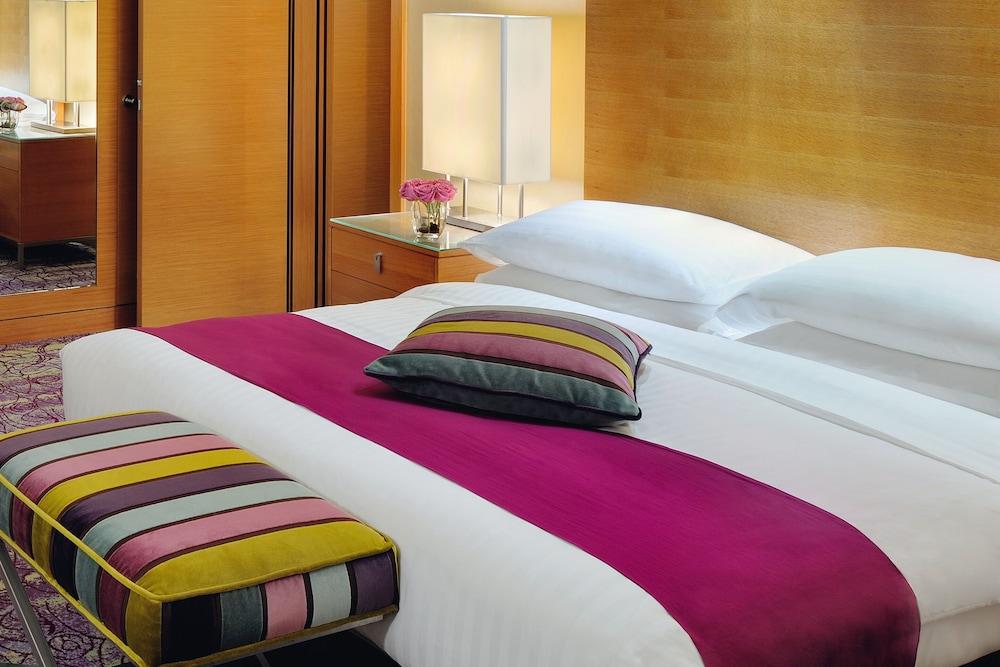 Mövenpick Hotel West Bay Doha Exteriör bild A bedroom at the hotel