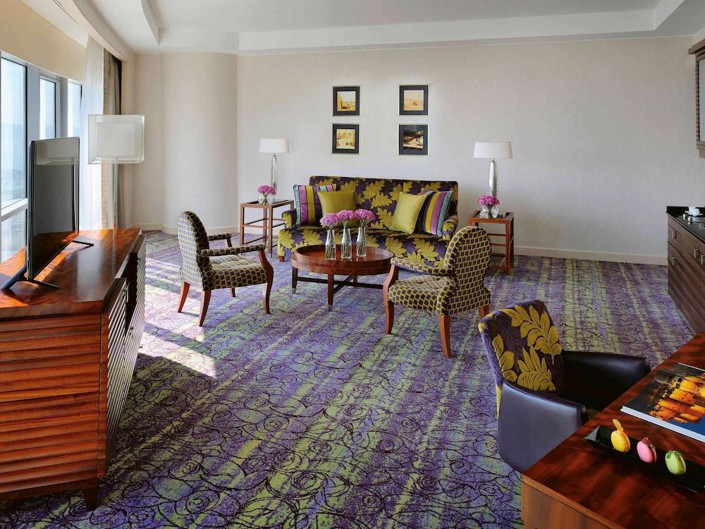 Mövenpick Hotel West Bay Doha Exteriör bild A suite at the hotel