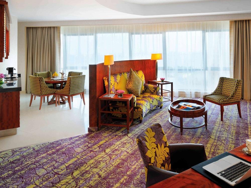 Mövenpick Hotel West Bay Doha Exteriör bild Suite at the hotel