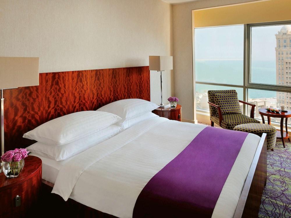 Mövenpick Hotel West Bay Doha Exteriör bild A bedroom at the Jumeirah Atlantis