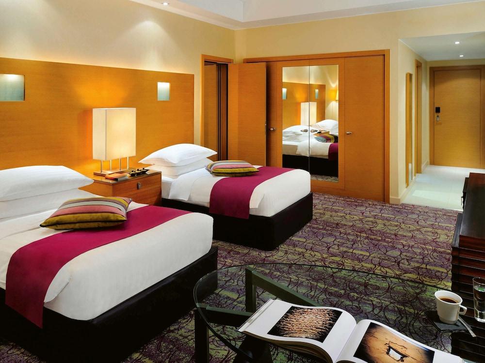 Mövenpick Hotel West Bay Doha Exteriör bild A typical room at the hotel