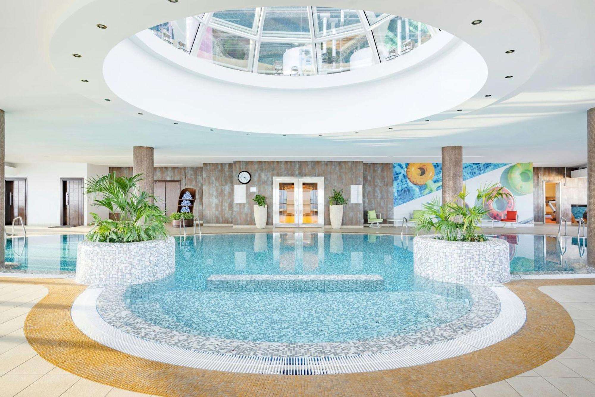 Mövenpick Hotel West Bay Doha Exteriör bild The swimming pool at the hotel