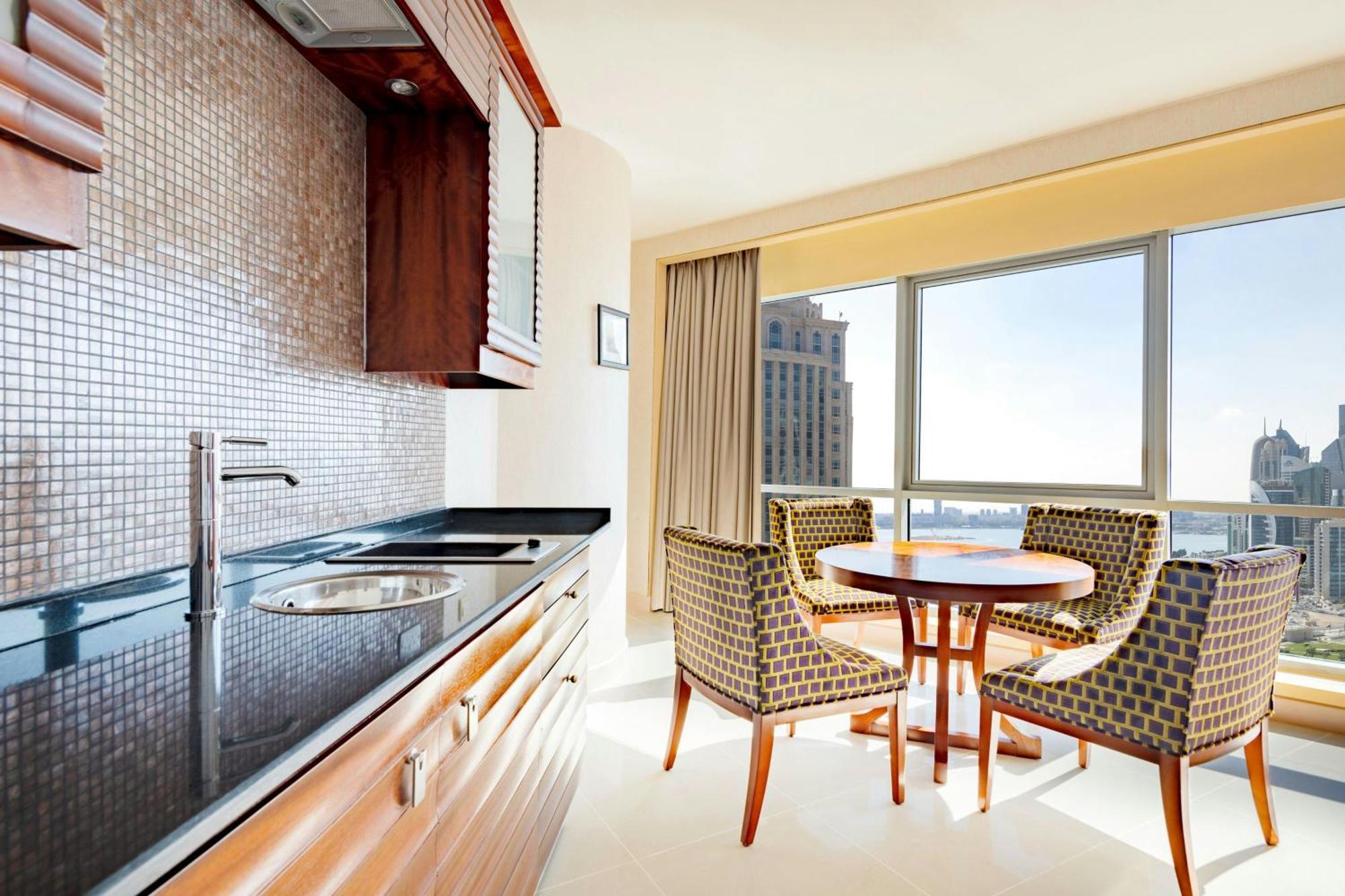Mövenpick Hotel West Bay Doha Exteriör bild Kitchenette