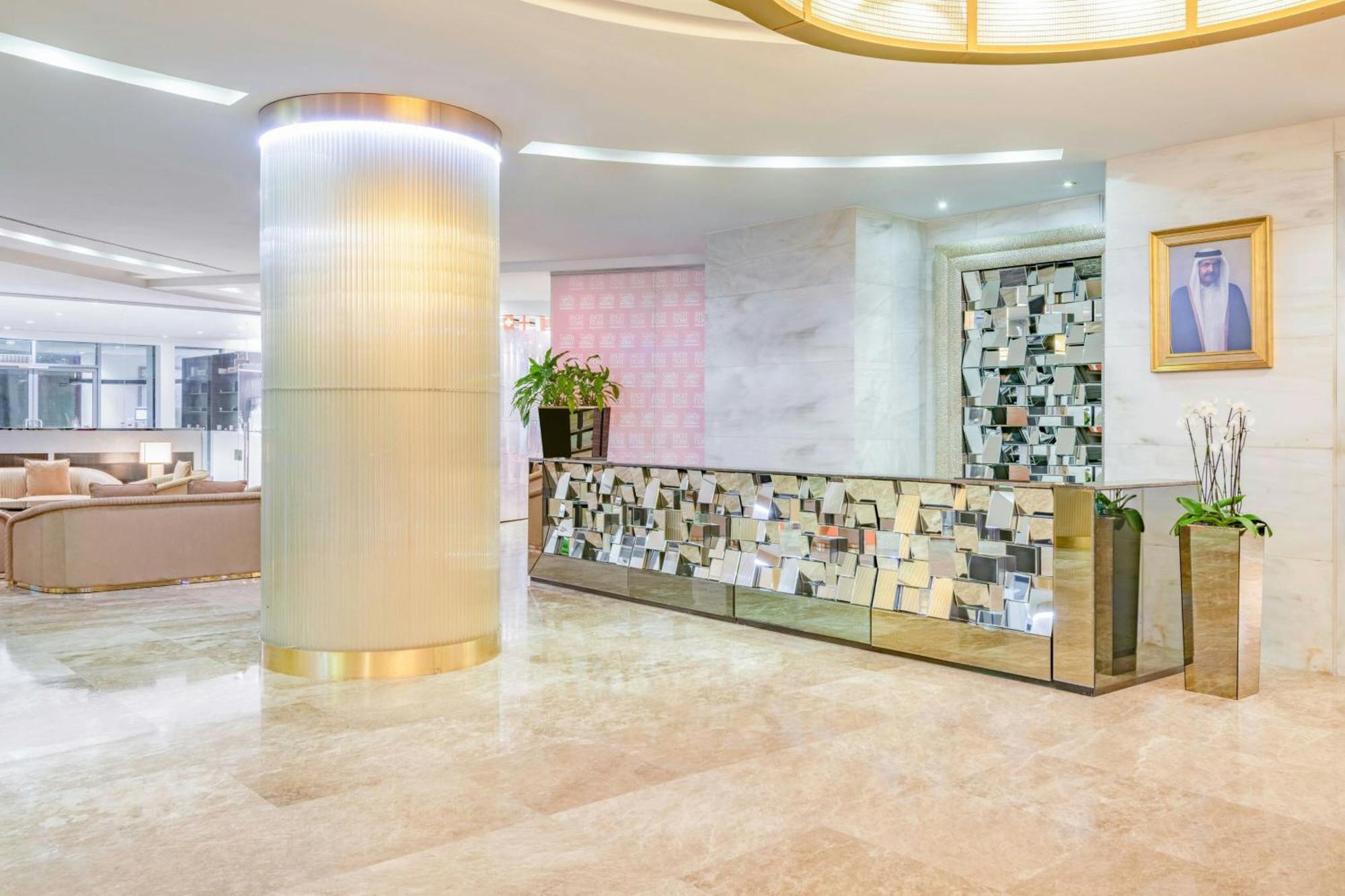 Mövenpick Hotel West Bay Doha Exteriör bild Lobby