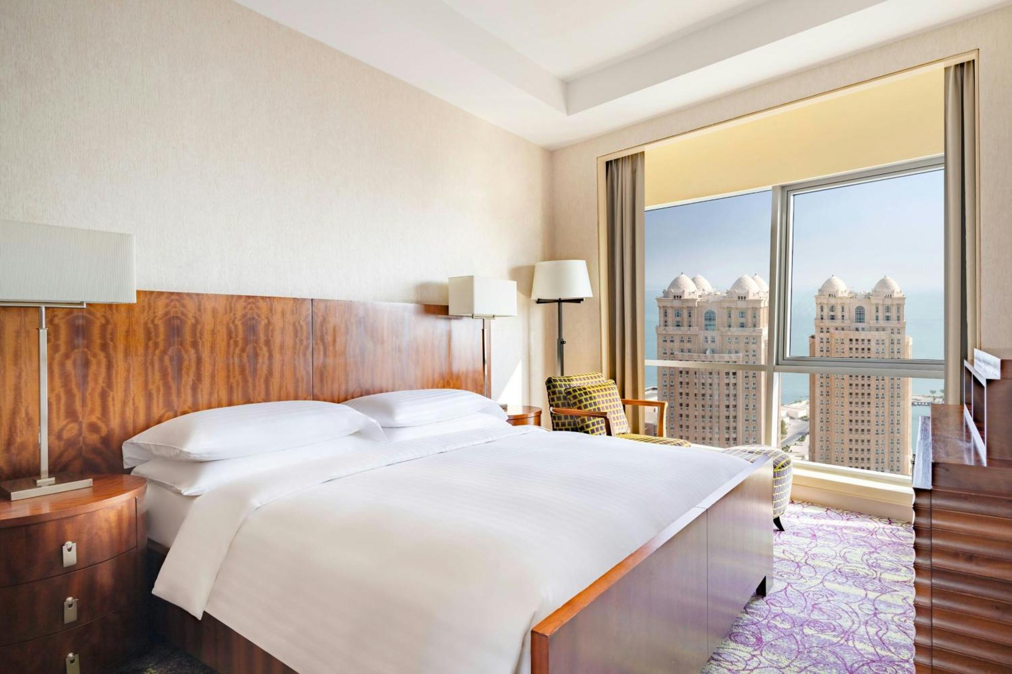 Mövenpick Hotel West Bay Doha Exteriör bild A bedroom at the Jumeirah Atlantis