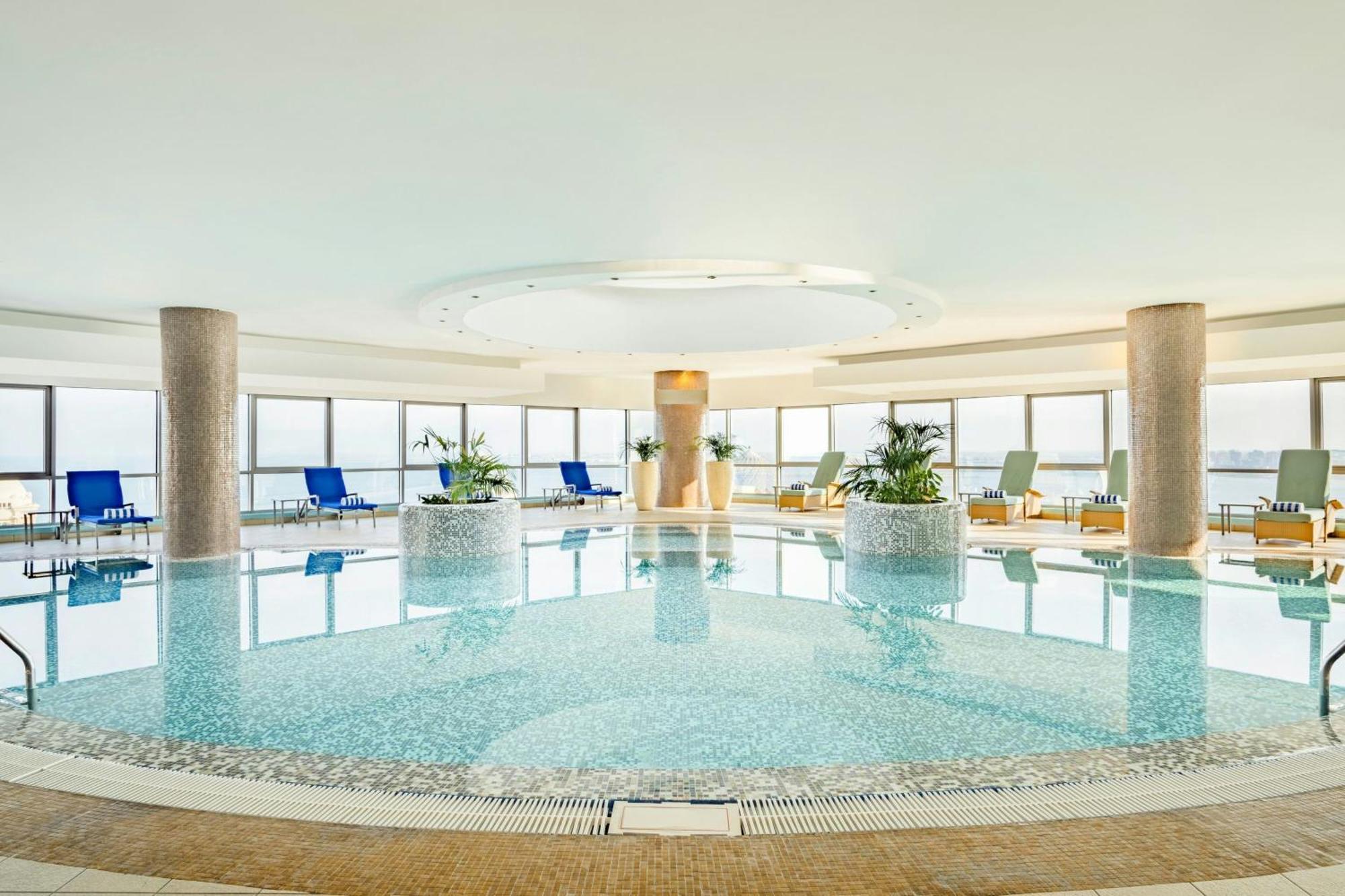 Mövenpick Hotel West Bay Doha Exteriör bild The pool at the hotel